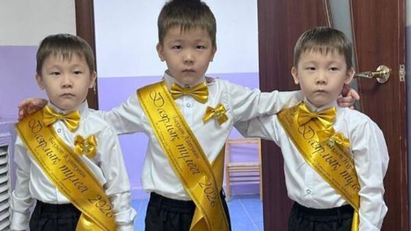 Тройняшек зачислили в первый класс школы в Астане