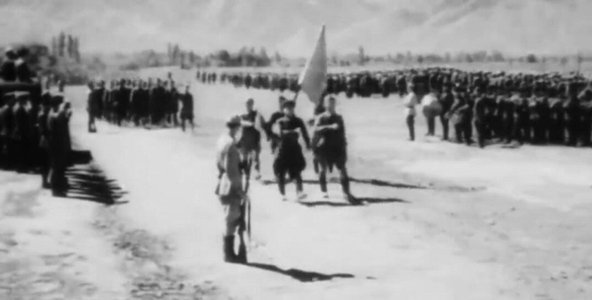 316-я стрелковая дивизия отправляется на фронт из под Алматы в августе 1941 года (кадры хроники) 316-я стрелковая дивизия отправляется на фронт из под Алматы в августе 1941 года (кадры хроники) - Sputnik Казахстан, 1920, 01.06.2026