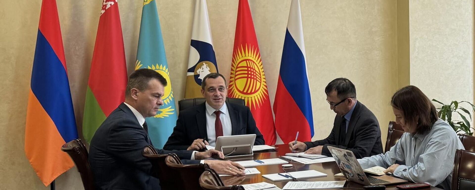 Министр по техническому регулированию Евразийской экономической комиссии Александр Субботин провёл в штаб-квартире ЕЭК заседание рабочей группы по координации проекта Цифровое техническое регулирование в рамках Евразийского экономического союза - Sputnik Қазақстан, 1920, 03.06.2026