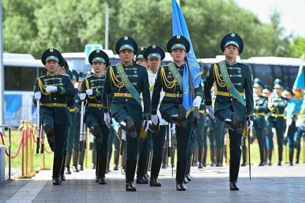 Президент Мемлекеттік ту көтеру рәсіміне қатысты - Sputnik Қазақстан