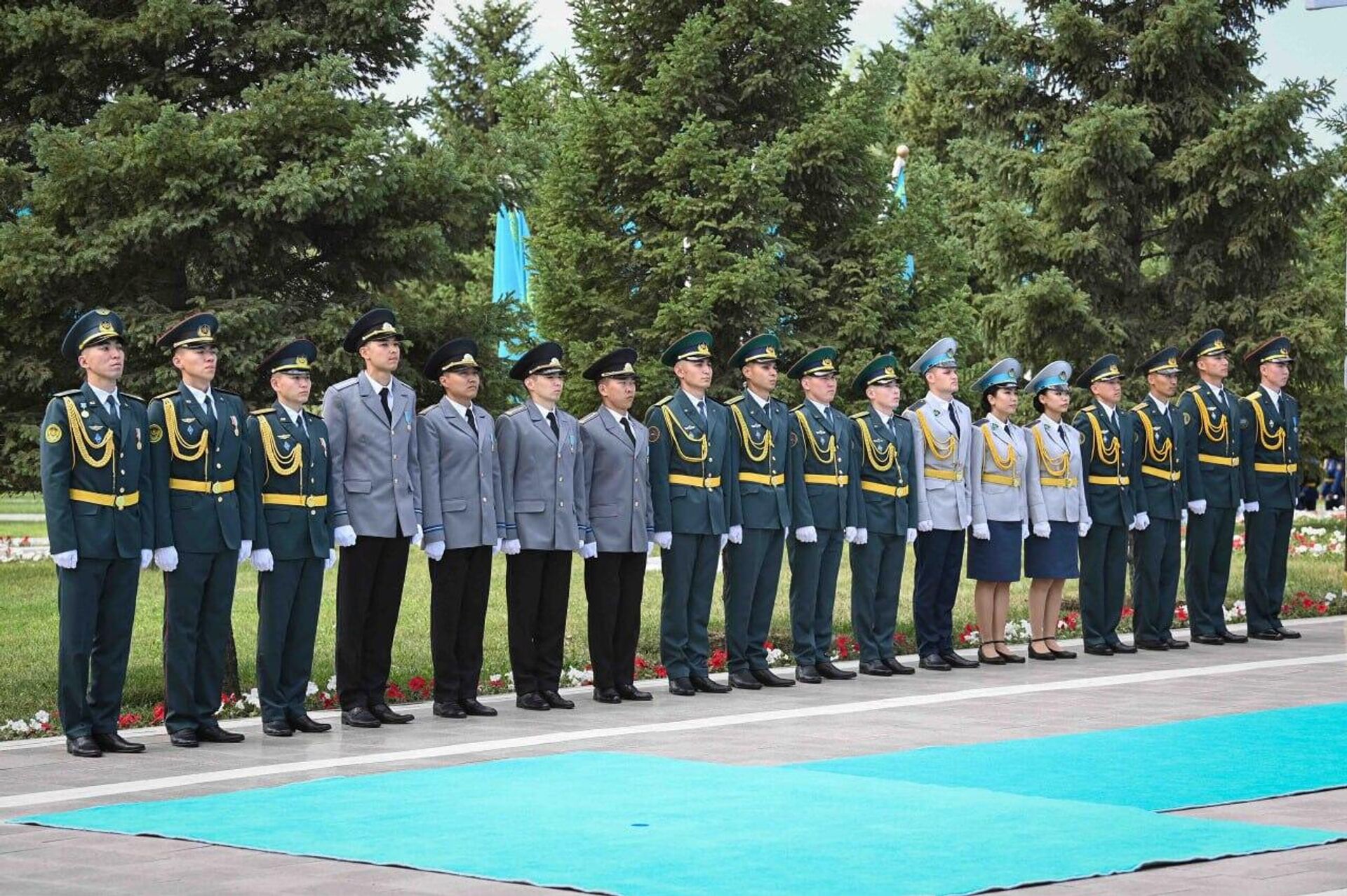 Касым-Жомарт Токаев вручил лейтенантские погоны лучшим выпускникам военных вузов Казахстана - Sputnik Казахстан, 1920, 04.06.2026