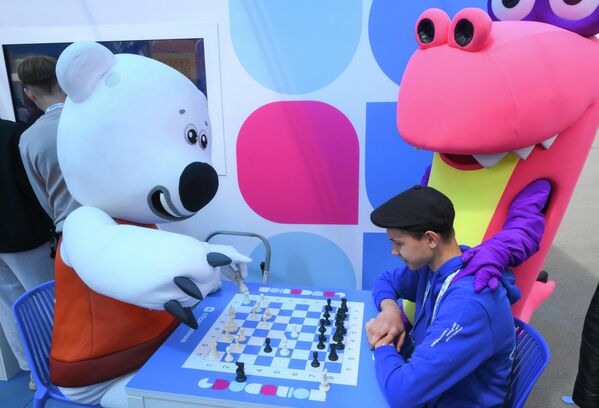 Игра в шахматы на V юбилейном фестивале "Движения Первых" на ВДНХ в Москве.  - Sputnik Казахстан