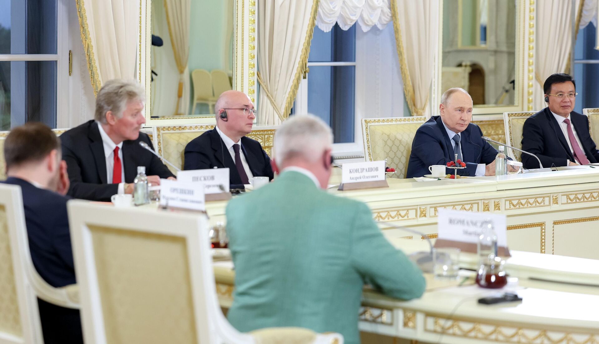 Встреча президента РФ Владимира Путина с руководителями международных информационных агентств - Sputnik Казахстан, 1920, 05.06.2026