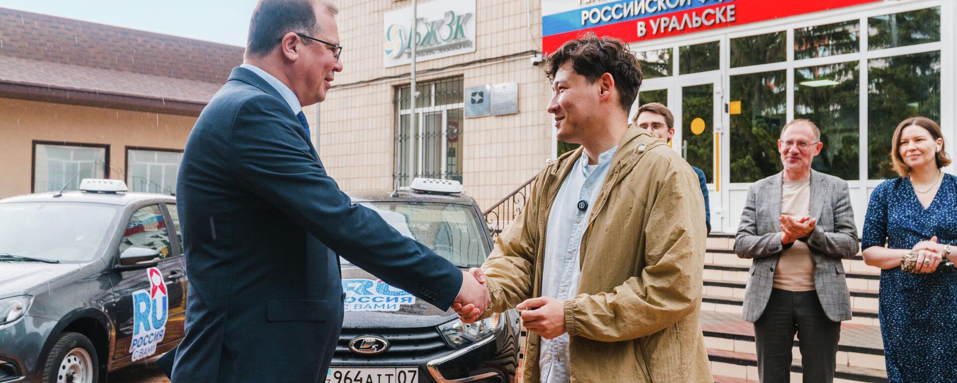 Россотрудничество Оралдағы инклюзивті такси қызметіне екі көлік сыйға тартты - Sputnik Қазақстан, 1920, 11.06.2026