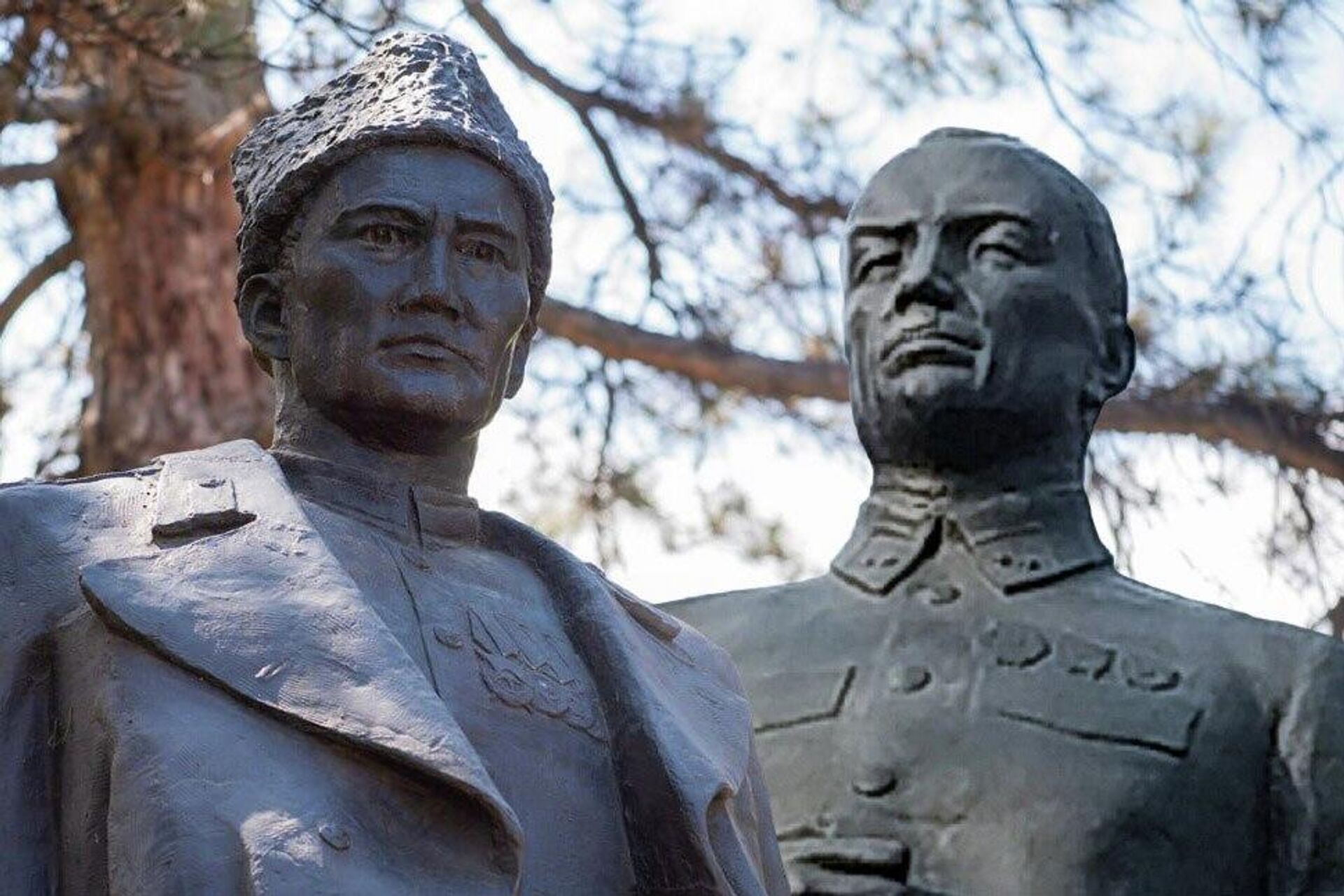 Памятники генералу Ивану Панфилову и Бауыржану Момышулы в парке имени 28 гвардейцев-панфиловцев в Алматы - Sputnik Казахстан, 1920, 17.06.2026