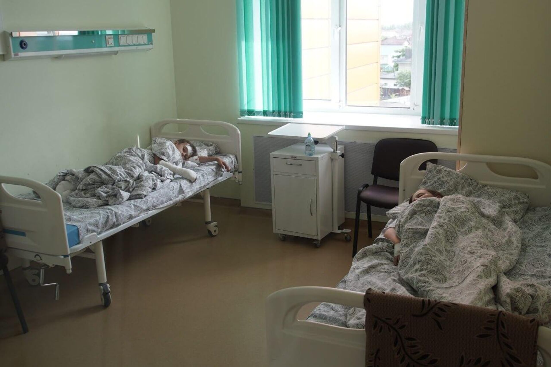 Раненых после атаки ВСУ детей посетил в больнице врио губернатора Брянской области Егор Ковальчук - Sputnik Казахстан, 1920, 17.06.2026