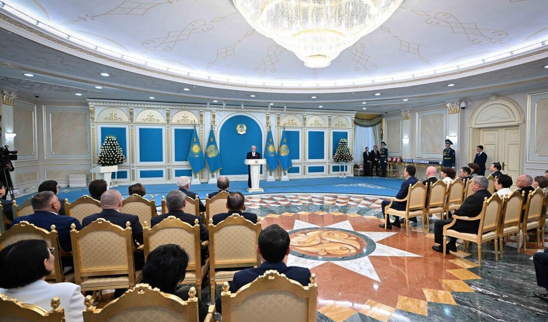 Касым-Жомарт Токаев выступил на торжественное мероприятии ко Дню медицинского работника Касым-Жомарт Токаев выступил на торжественное мероприятии ко Дню медицинского работника - Sputnik Казахстан, 1920, 18.06.2026