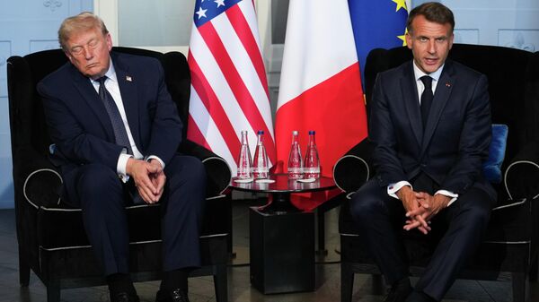 Президент Дональд Трамп встречается с президентом Франции Эммануэлем Макроном во время двусторонней встречи на полях саммита G7, Франция - Sputnik Казахстан