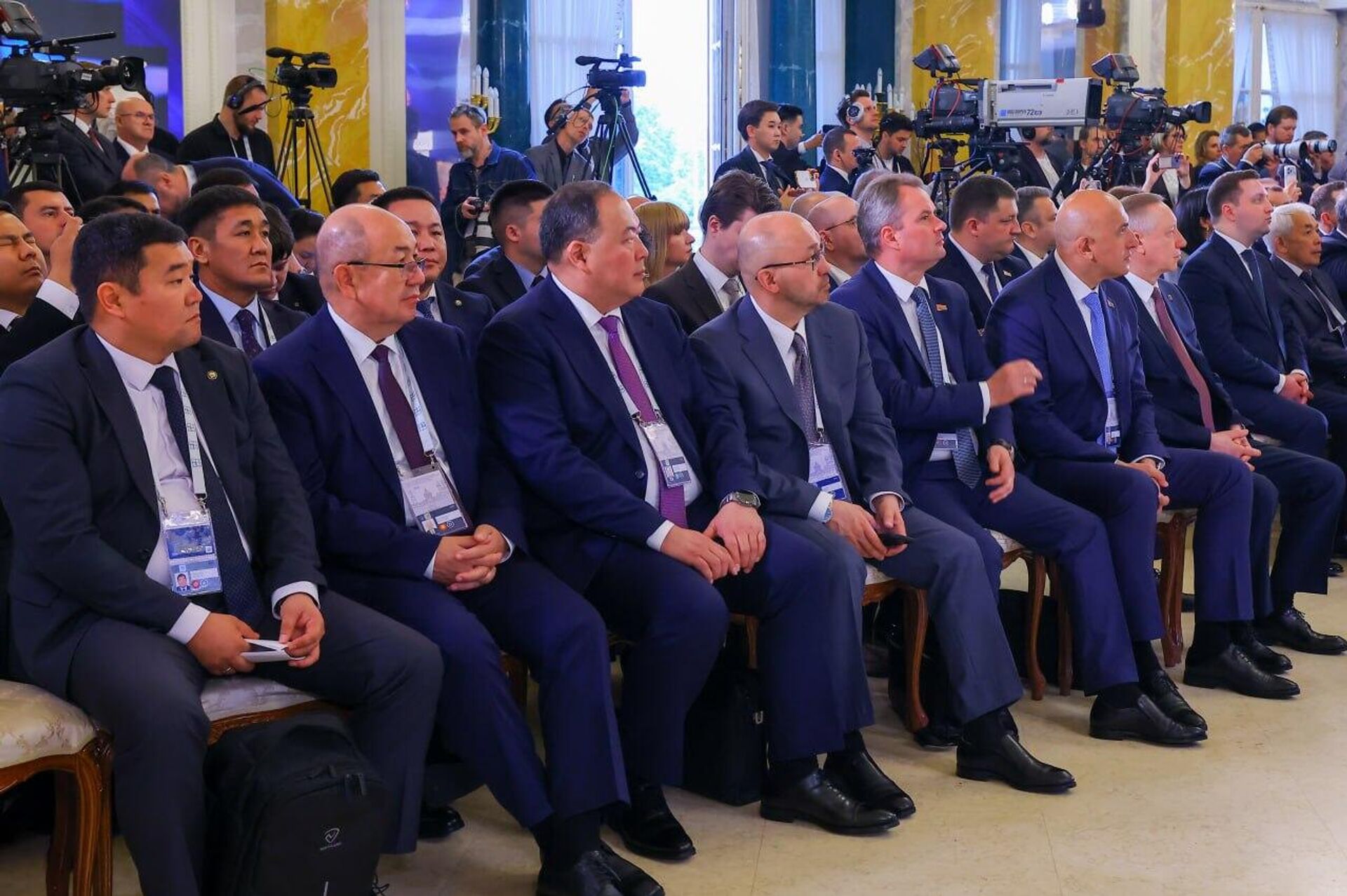 Премьер-министр Республики Казахстан Олжас Бектенов выступил на пленарном заседании международной конференции по укреплению культурных связей и развитию креативных и творческих индустрий в Санкт-Петербурге Премьер-министр Республики Казахстан Олжас Бектенов выступил на пленарном заседании международной конференции по укреплению культурных связей и развитию креативных и творческих индустрий в Санкт-Петербурге - Sputnik Казахстан, 1920, 18.06.2026