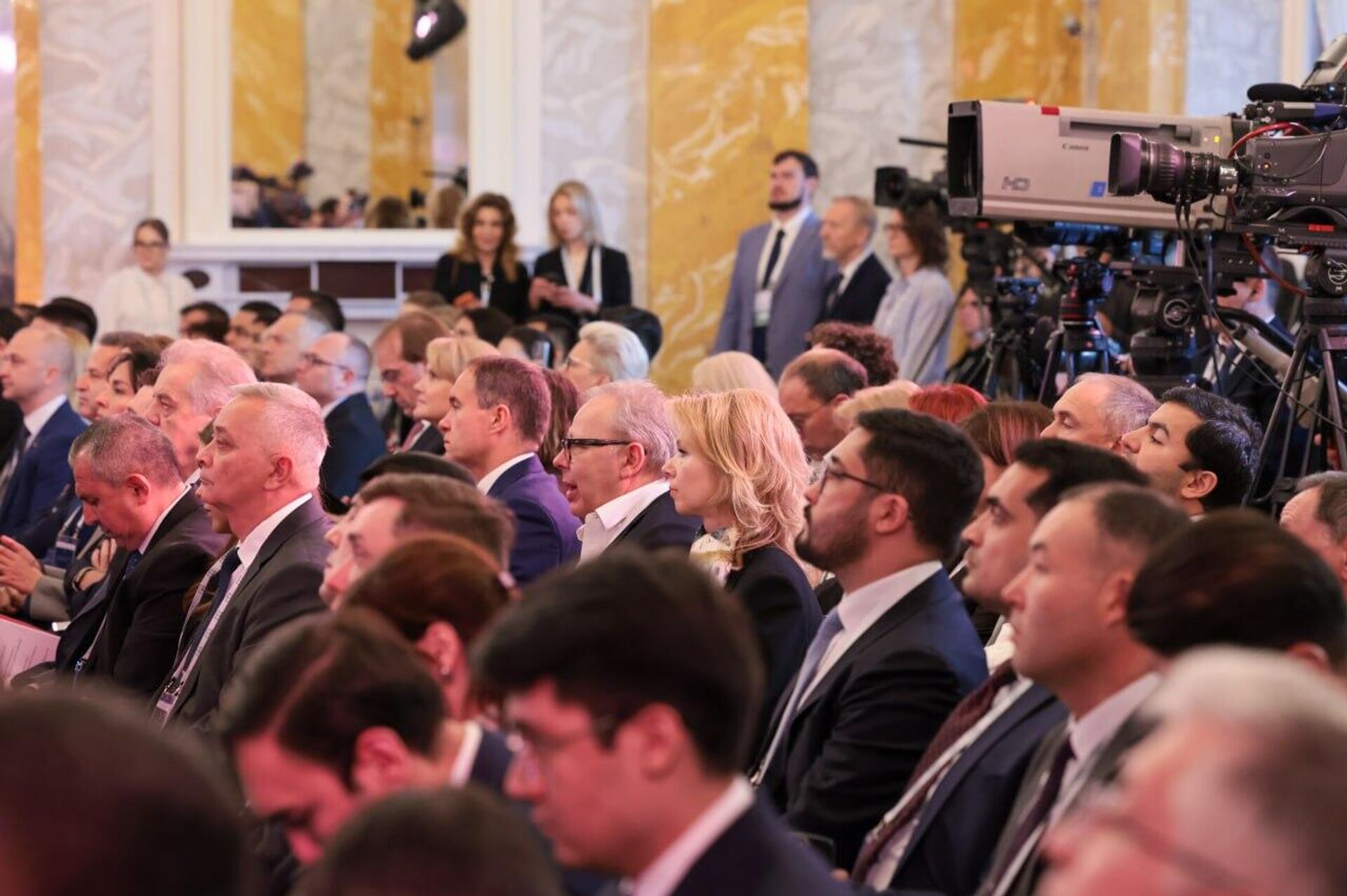 Премьер-министр Республики Казахстан Олжас Бектенов выступил на пленарном заседании международной конференции по укреплению культурных связей и развитию креативных и творческих индустрий в Санкт-Петербурге Премьер-министр Республики Казахстан Олжас Бектенов выступил на пленарном заседании международной конференции по укреплению культурных связей и развитию креативных и творческих индустрий в Санкт-Петербурге - Sputnik Казахстан, 1920, 18.06.2026