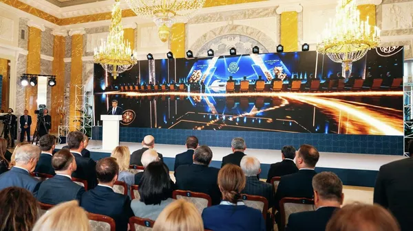 Премьер-министр Республики Казахстан Олжас Бектенов выступил на пленарном заседании международной конференции по укреплению культурных связей и развитию креативных и творческих индустрий в Санкт-Петербурге - Sputnik Казахстан