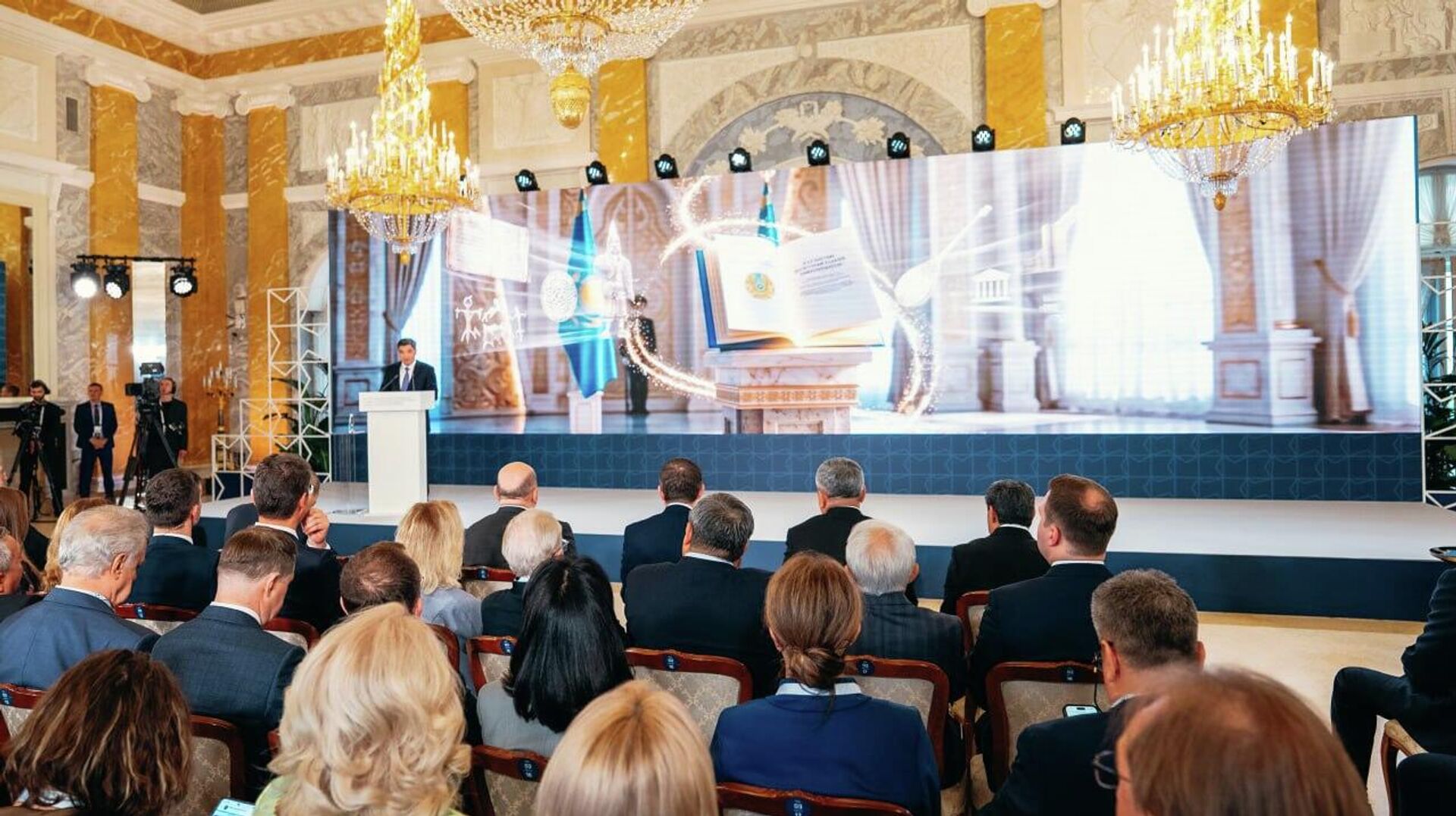 Премьер-министр Республики Казахстан Олжас Бектенов выступил на пленарном заседании международной конференции по укреплению культурных связей и развитию креативных и творческих индустрий в Санкт-Петербурге Премьер-министр Республики Казахстан Олжас Бектенов выступил на пленарном заседании международной конференции по укреплению культурных связей и развитию креативных и творческих индустрий в Санкт-Петербурге - Sputnik Казахстан, 1920, 18.06.2026
