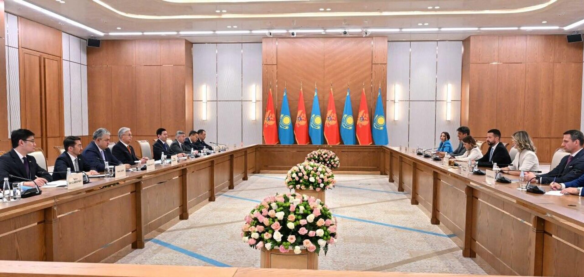 Касым-Жомарт Токаев и президент Черногории Яков Милатович провели переговоры в Астане Касым-Жомарт Токаев и президент Черногории Яков Милатович провели переговоры в Астане - Sputnik Казахстан, 1920, 19.06.2026