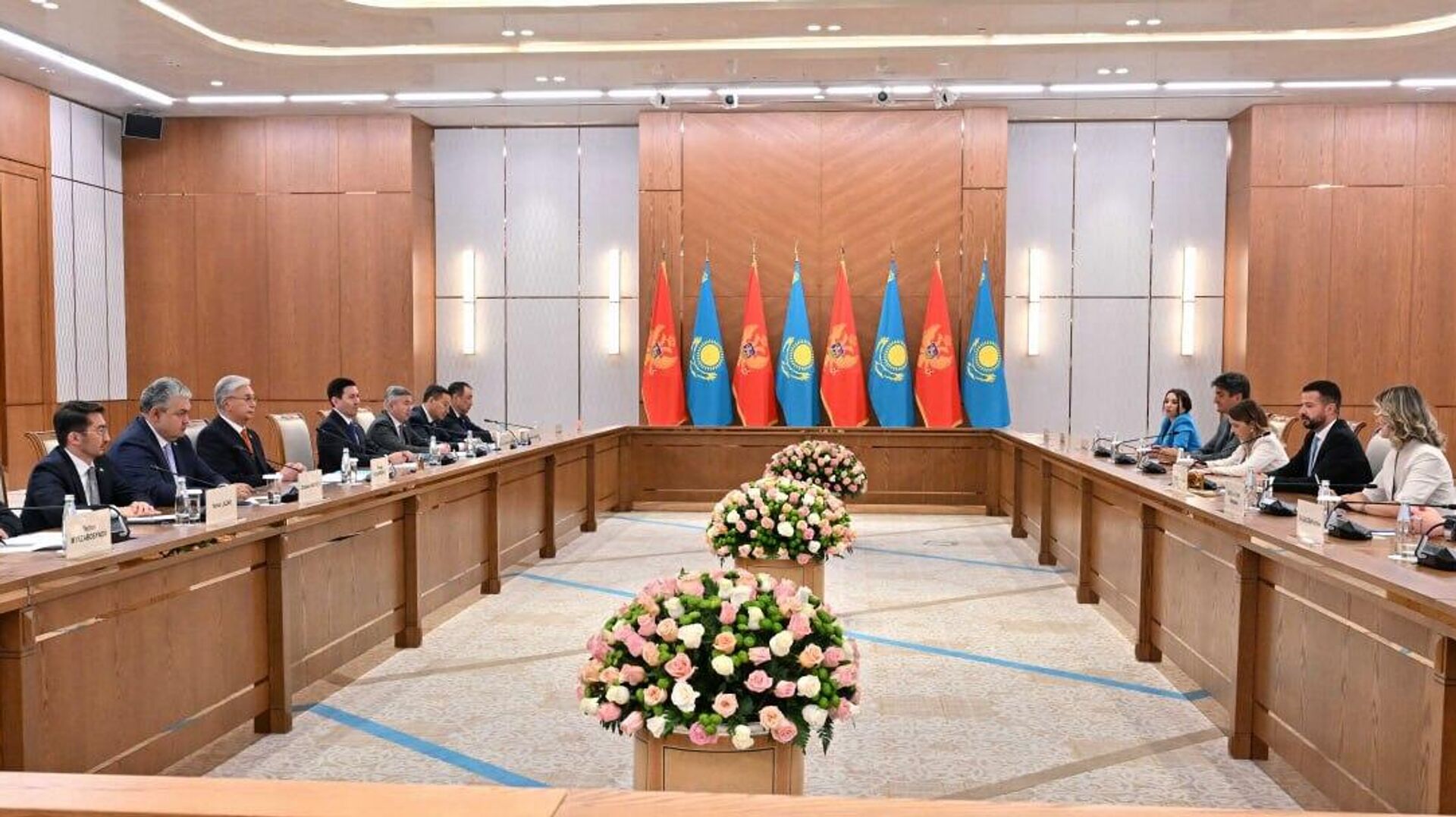 Тоқаев пен Милатович кеңейтілген құрамда келіссөз жүргізді Тоқаев пен Милатович кеңейтілген құрамда келіссөз жүргізді - Sputnik Қазақстан, 1920, 19.06.2026
