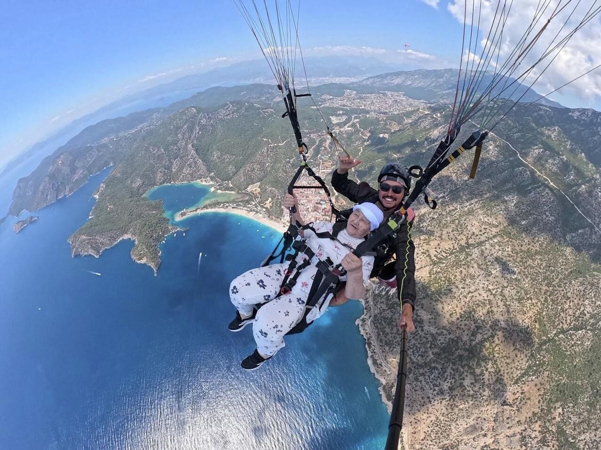 74-летняя казахстанка спела в полете на параплане в Турции 74-летняя казахстанка спела в полете на параплане в Турции - Sputnik Казахстан, 1920, 19.06.2026