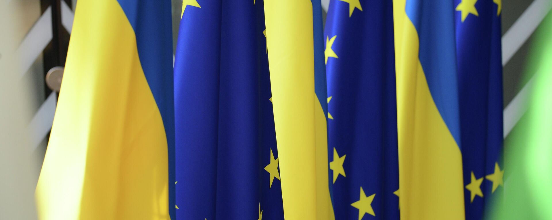 Флаги Украины и Европейского Союза - Sputnik Қазақстан, 1920, 17.07.2026