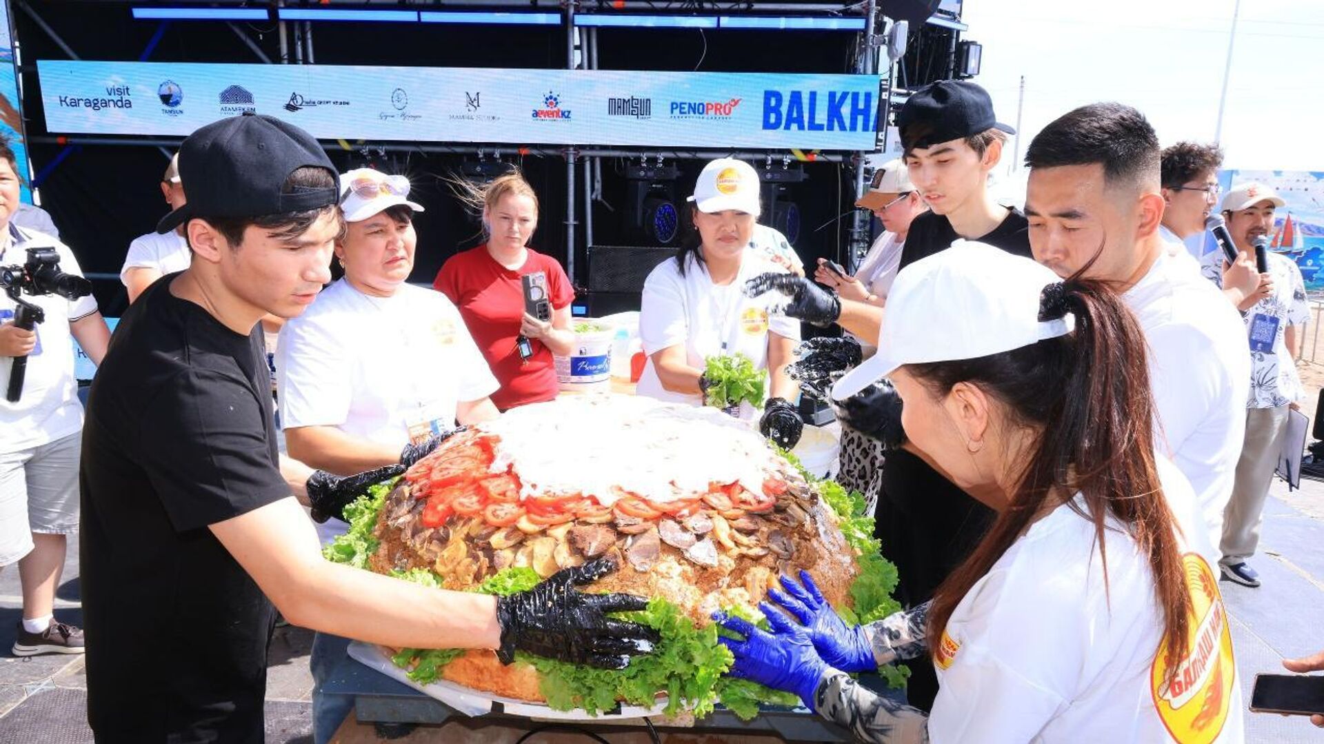 Гастрономический рекорд установили на Balkhash Tour Fest Гастрономический рекорд установили на Balkhash Tour Fest - Sputnik Казахстан, 1920, 20.06.2026