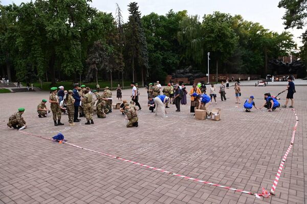 Тысячи свечей в стеклянных стаканчиках выложили по размеченным контурам - Sputnik Казахстан