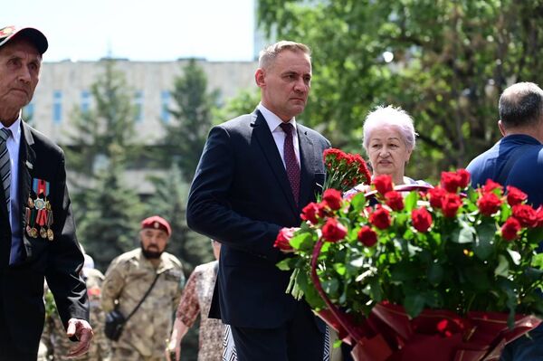 Возложение цветов в Алматы у мемориала Славы в парке 28 панфиловцев в День памяти и скорби Возложение цветов в Алматы у мемориала Славы в парке 28 панфиловцев в День памяти и скорби - Sputnik Казахстан