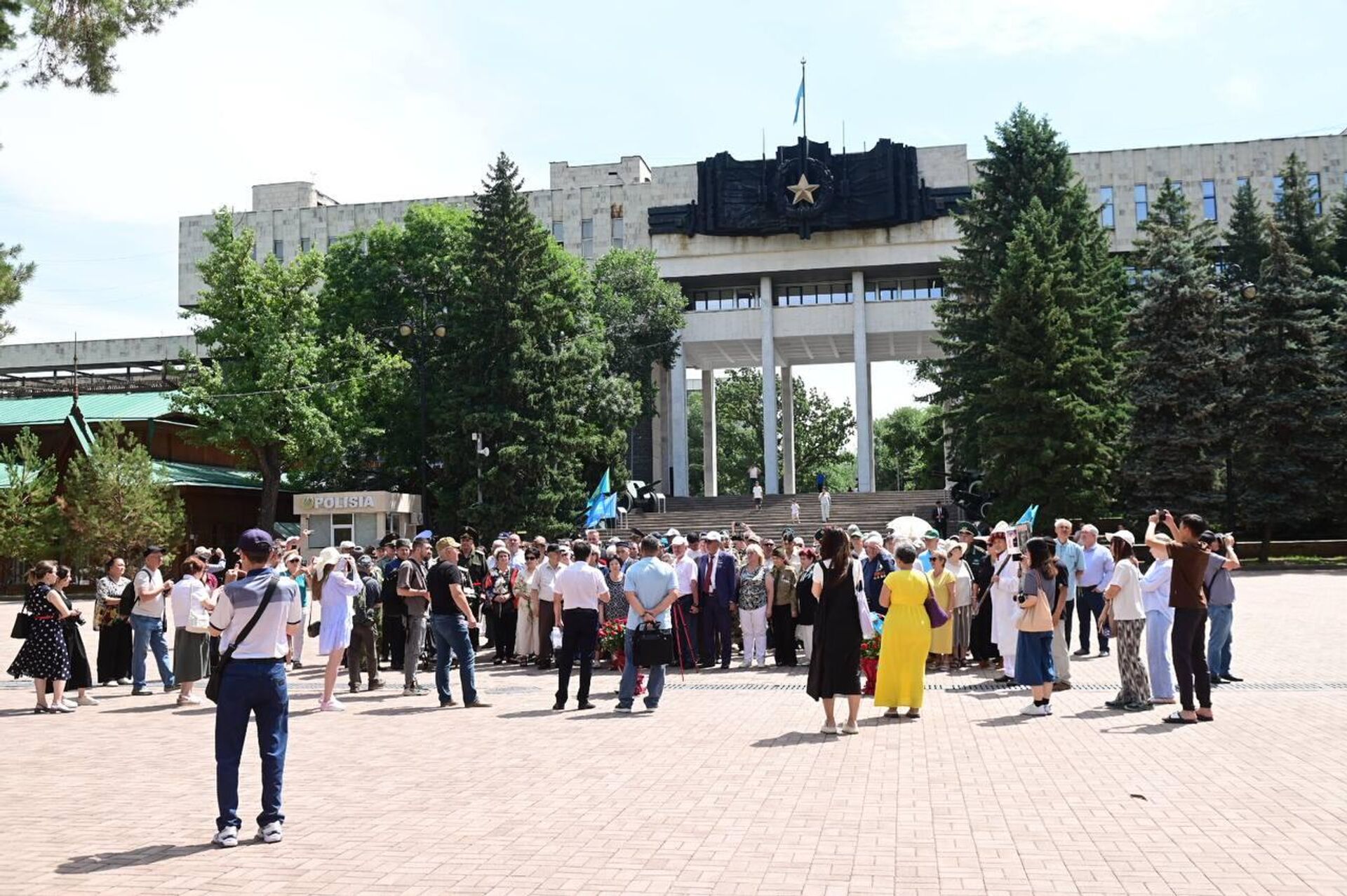Возложение цветов в Алматы у мемориала Славы в парке 28 панфиловцев в День памяти и скорби Возложение цветов в Алматы у мемориала Славы в парке 28 панфиловцев в День памяти и скорби - Sputnik Казахстан, 1920, 22.06.2026