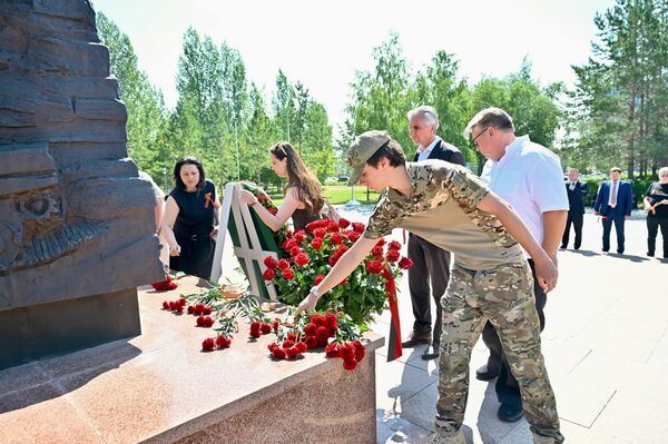 В Астане послы государств СНГ почтили память погибших в Великой Отечественной войне - Sputnik Казахстан