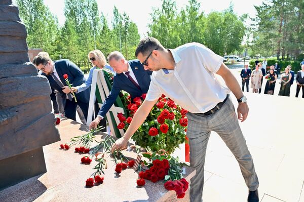 В Астане послы государств СНГ почтили память погибших в Великой Отечественной войне - Sputnik Казахстан
