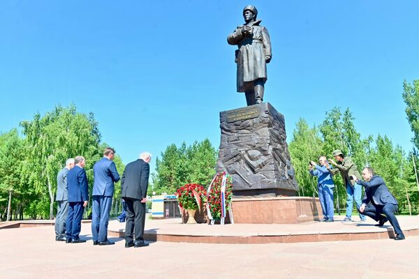 В Астане послы государств СНГ почтили память погибших в Великой Отечественной войне - Sputnik Казахстан