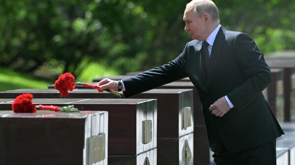 Путин на церемонии возложения венка к Могиле Неизвестного Солдата в Москве - прямой эфир - Sputnik Казахстан