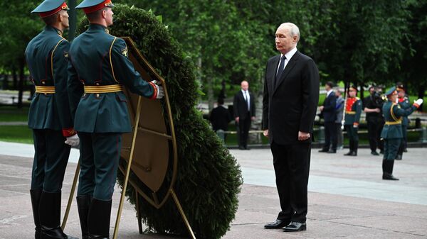 Путин Мәскеудегі Белгісіз сарбаз зиратына гүл шоғын қойды - Sputnik Қазақстан