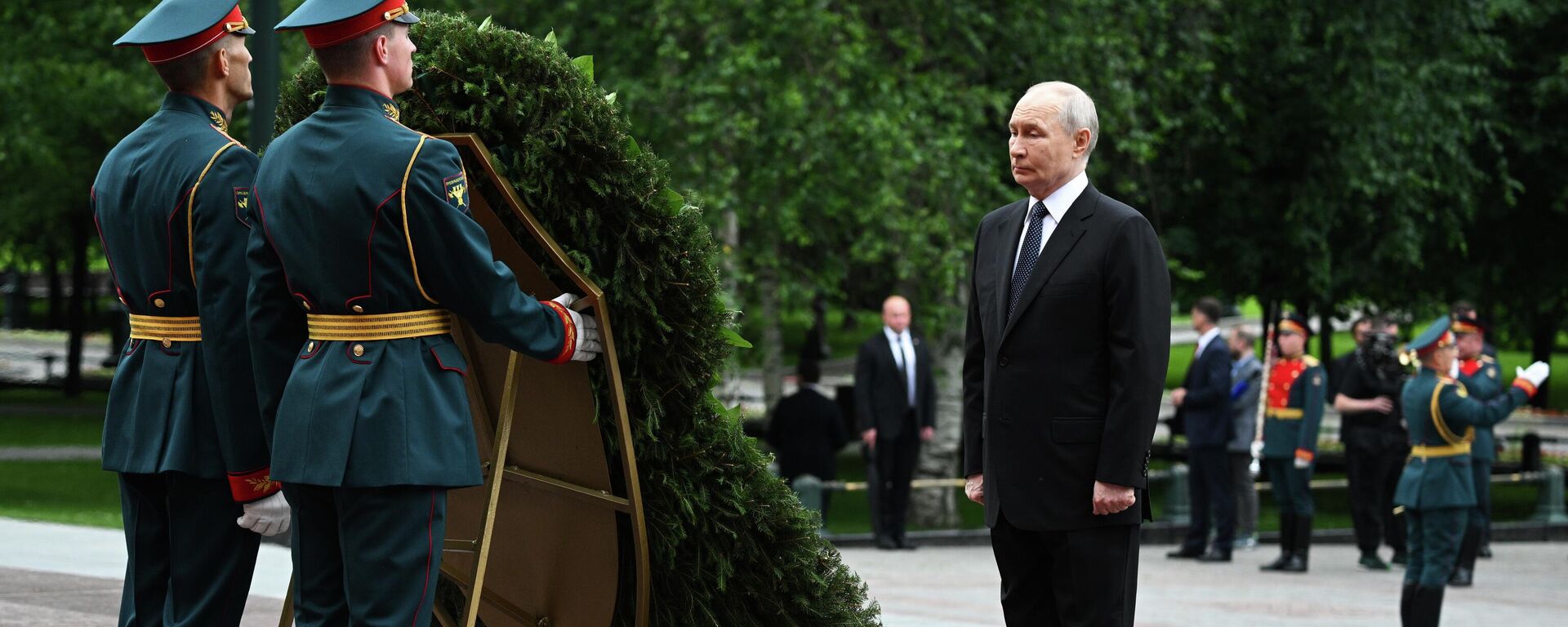 Путин Мәскеудегі Белгісіз сарбаз зиратына гүл шоғын қойды Путин Мәскеудегі Белгісіз сарбаз зиратына гүл шоғын қойды - Sputnik Қазақстан, 1920, 22.06.2026