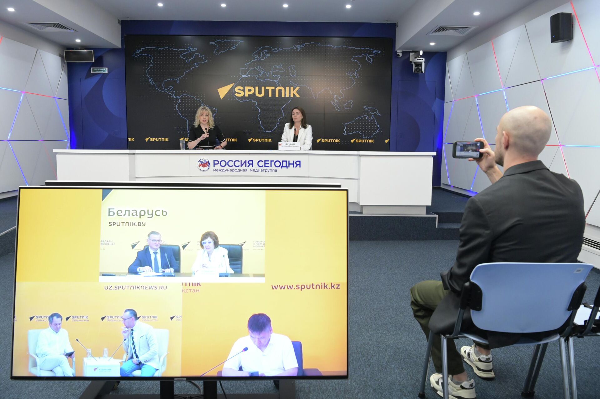 Видеомост, посвященный V Ташкентскому международному инвестиционному форуму Видеомост, посвященный V Ташкентскому международному инвестиционному форуму - Sputnik Казахстан, 1920, 22.06.2026