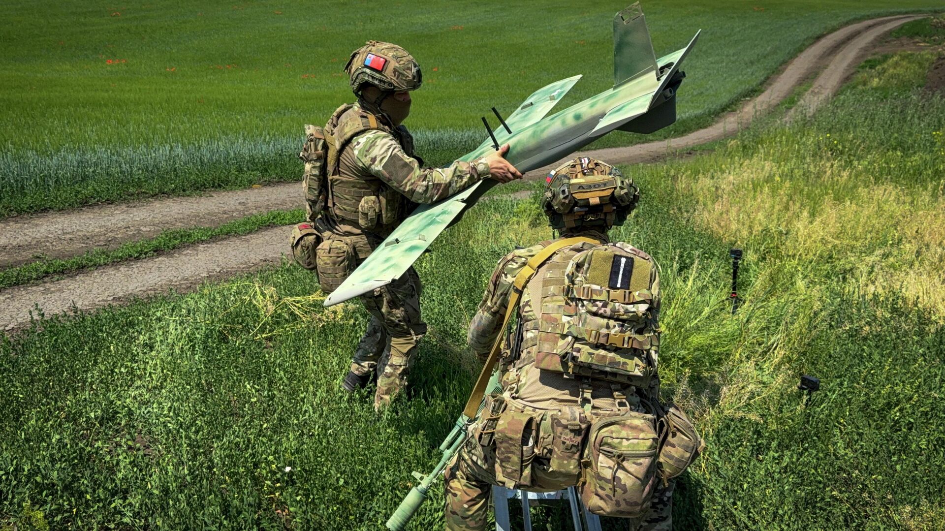 Военнослужащие расчета беспилотного летательного аппарата Молния-Р группировки войск Центр Военнослужащие расчета беспилотного летательного аппарата Молния-Р группировки войск Центр - Sputnik Казахстан, 1920, 24.06.2026