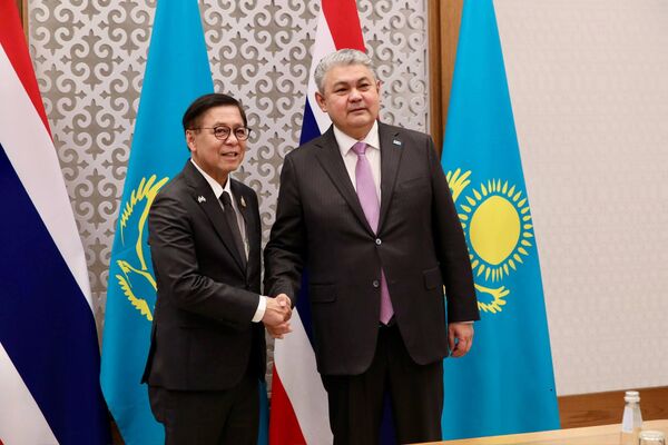 Главы МИД Таиланда и Казахстана Сихасак Пхуангкеткео и Ермек Кошербаев встретились в Астане - Sputnik Казахстан
