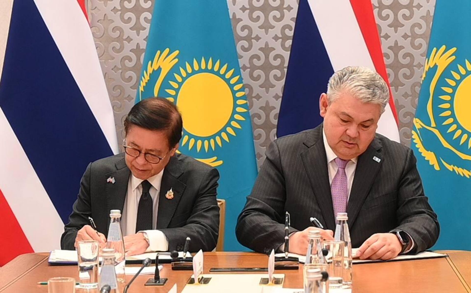 Главы МИД Таиланда и Казахстана Сихасак Пхуангкеткео и Ермек Кошербаев подписали План сотрудничества на 2026-2027 годы - Sputnik Қазақстан, 1920, 25.06.2026