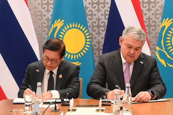 Главы МИД Таиланда и Казахстана Сихасак Пхуангкеткео и Ермек Кошербаев подписали План сотрудничества на 2026-2027 годы - Sputnik Казахстан