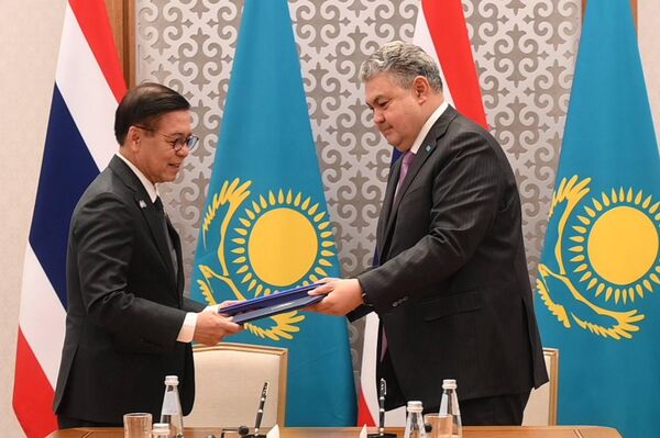 Главы МИД Таиланда и Казахстана Сихасак Пхуангкеткео и Ермек Кошербаев подписали План сотрудничества на 2026-2027 годы - Sputnik Казахстан