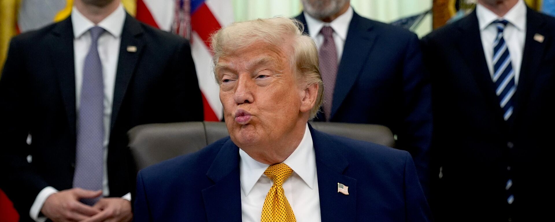 Президент Дональд Трамп выступает в Овальном кабинете Белого дома - Sputnik Казахстан, 1920, 13.07.2026
