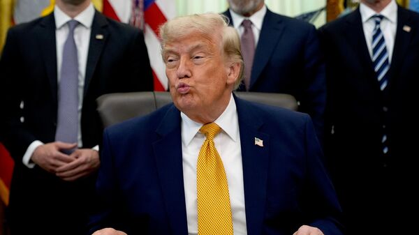 Президент Дональд Трамп выступает в Овальном кабинете Белого дома - Sputnik Казахстан