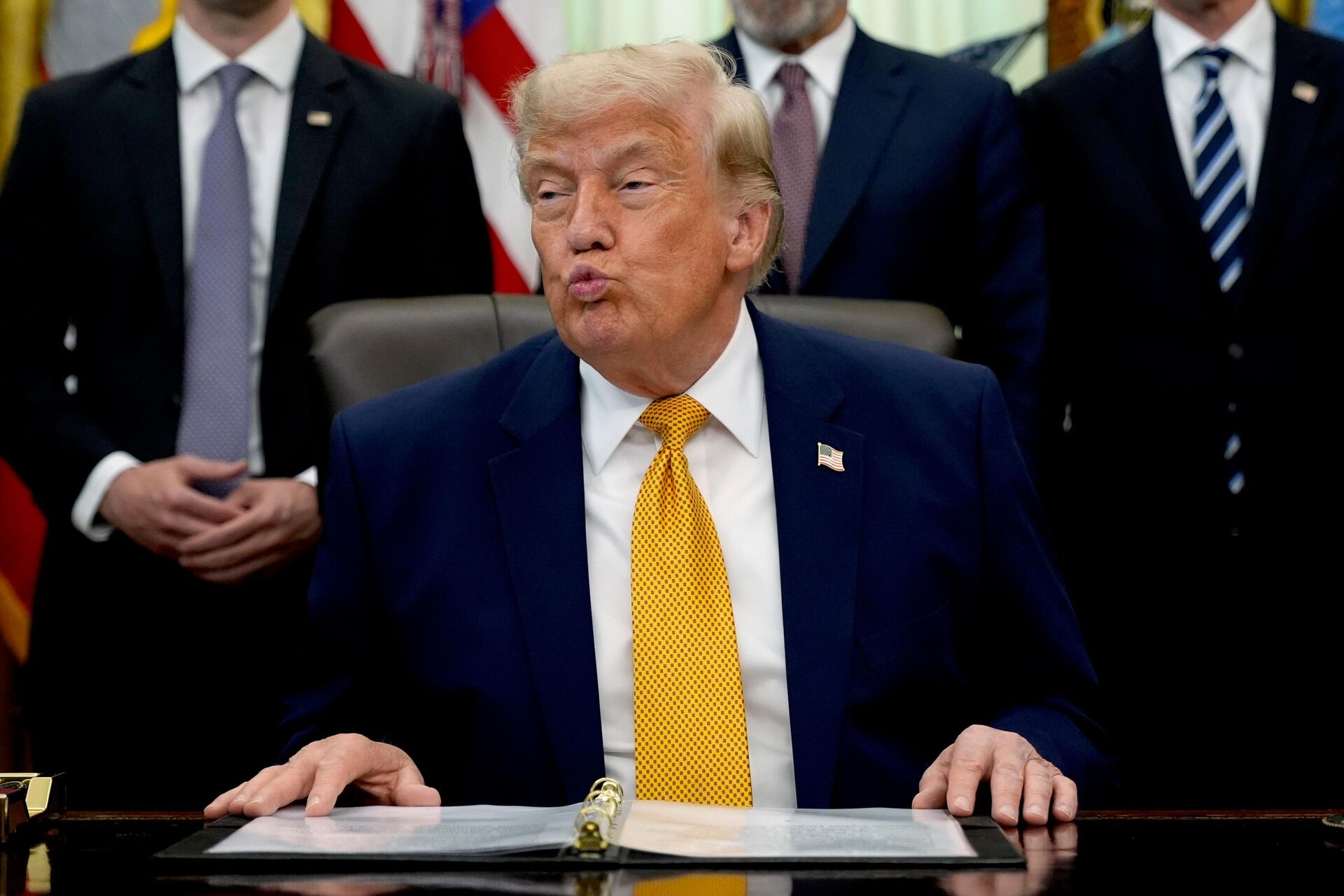 Президент Дональд Трамп выступает в Овальном кабинете Белого дома Президент Дональд Трамп выступает в Овальном кабинете Белого дома - Sputnik Казахстан, 1920, 17.09.2026