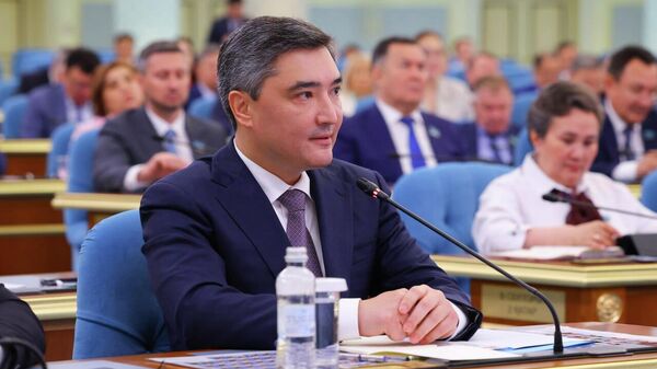 Премьер Казахстана Олжас Бектенов на совместном заседании палат парламента  - Sputnik Казахстан