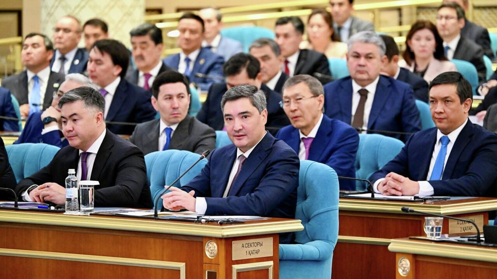 Премьер Казахстана Олжас Бектенов на совместном заседании палат парламента  - Sputnik Казахстан, 1920, 26.06.2026