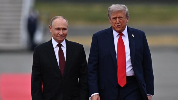Владимир Путин и Дональд Трамп на Аляске, архивное фото - Sputnik Казахстан