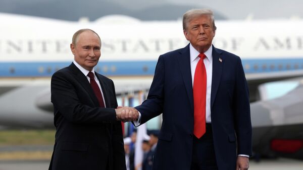 Владимир Путин и Дональд Трамп на Аляске, архивное фото - Sputnik Казахстан