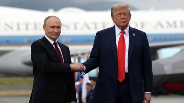 Владимир Путин и Дональд Трамп на Аляске, архивное фото - Sputnik Казахстан