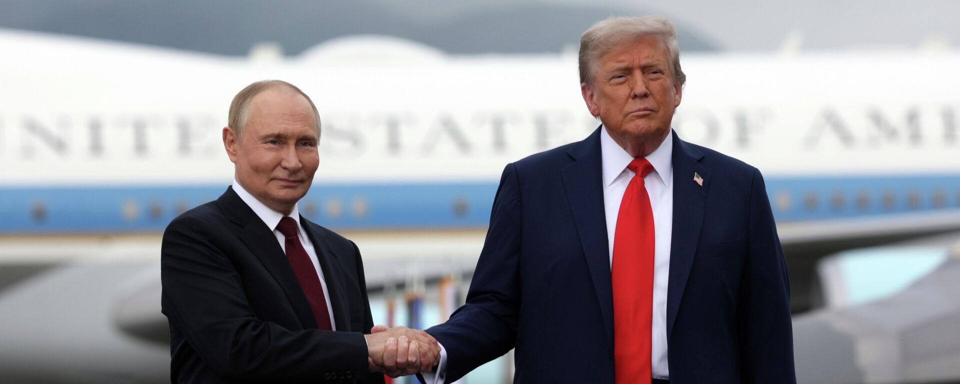 Владимир Путин и Дональд Трамп на Аляске, архивное фото - Sputnik Казахстан, 1920, 04.07.2026