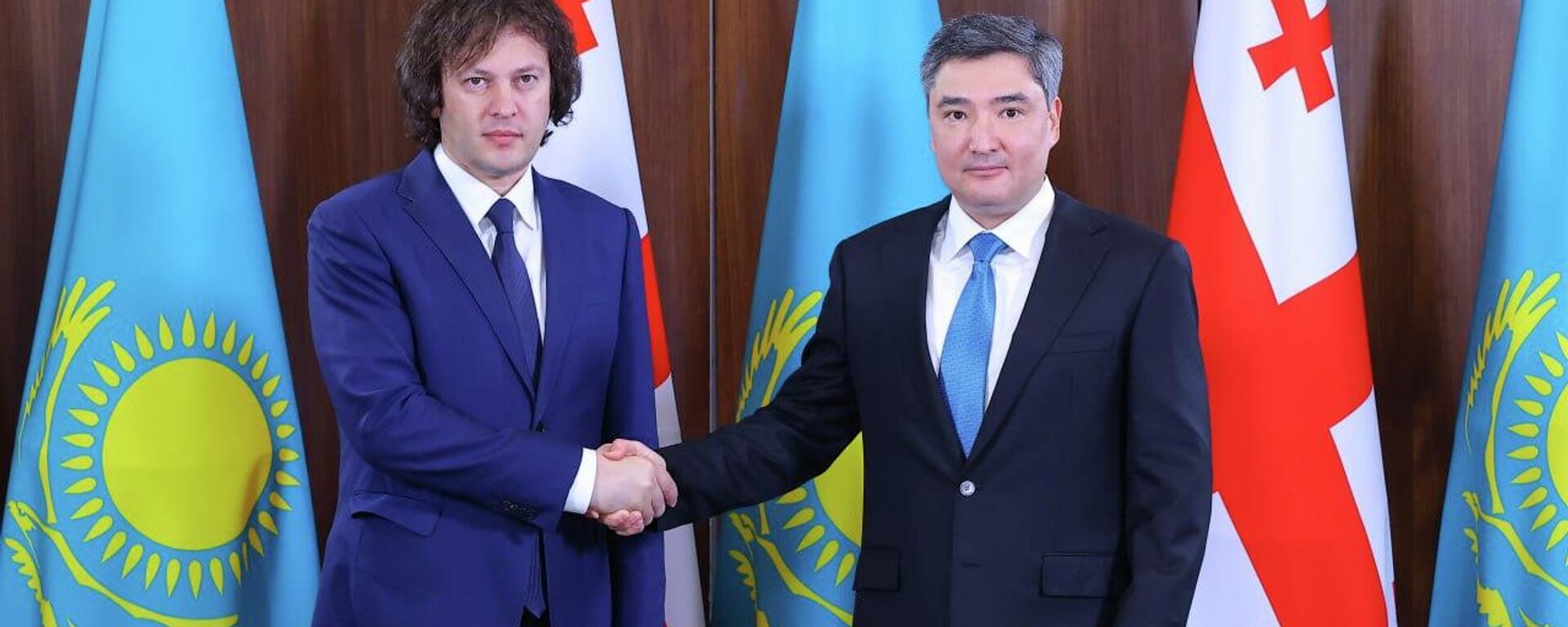 Премьер-министры Казахстана Олжас Бектенов и Грузии Ираклий Кобахидзе обсудили реализацию договоренностей, достигнутых президентами Премьер-министры Казахстана Олжас Бектенов и Грузии Ираклий Кобахидзе обсудили реализацию договоренностей, достигнутых президентами - Sputnik Казахстан, 1920, 30.06.2026