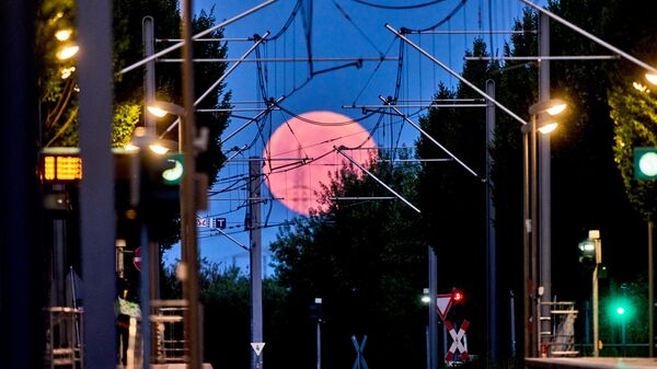 Германияның Франкфурт қаласындағы метро станциясының үстіндегі Ай - Sputnik Қазақстан