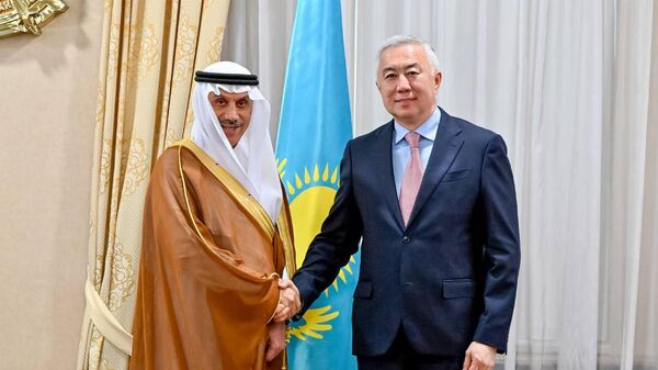 Заместитель премьер-министра – министр национальной экономики Республики Казахстан Серик Жумангарин провел встречу с президентом Исламского банка развития доктором Мухаммадом аль-Джассером - Sputnik Казахстан