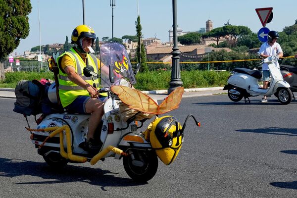 Поклонники мотороллеров Vespa участвуют в параде во время празднования 80-летия скутера Vespa в Риме, Италия. Поклонники мотороллеров Vespa участвуют в параде во время празднования 80-летия скутера Vespa в Риме, Италия. - Sputnik Казахстан