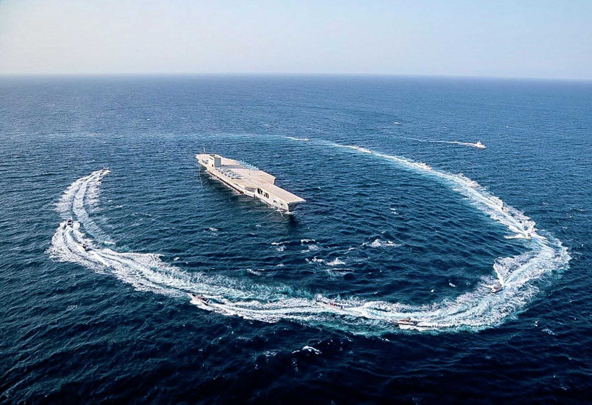 ВМС Ирана во время учений в Ормузском проливе, архивное фото ВМС Ирана во время учений в Ормузском проливе, архивное фото - Sputnik Казахстан, 1920, 15.08.2026